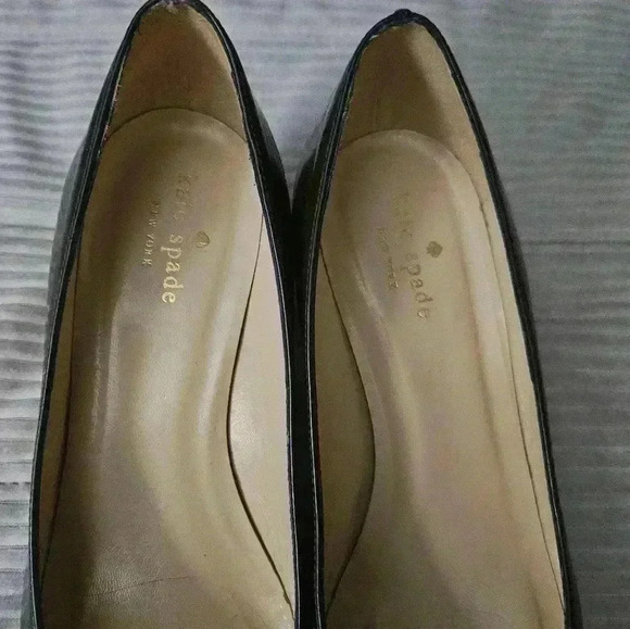 Kate Spade heels.  Olive Green Patent Leather w Black bows. Size 8.5 - Picture 3 of 14